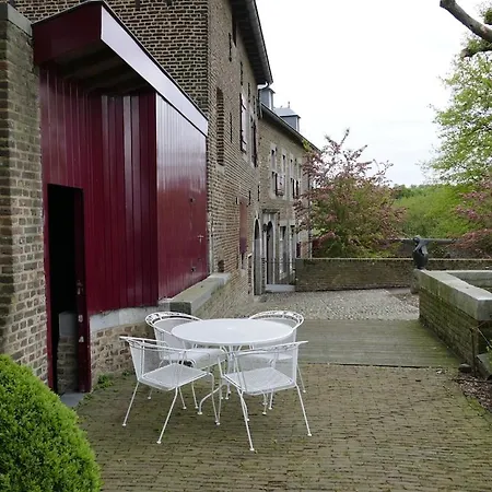Apartment Welcoming Near Town Center In *